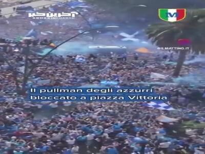 جشن قهرمانی پرشور ناپولی با حضور بازیکنان و هواداران این تیم هم اکنون در خیابان‌های شهر ناپل در حال برگزاری است