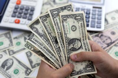 روز آرام بازار ارز/ قیمت دلار به کریدور ۷۰هزار تومان باز می‌گردد؟