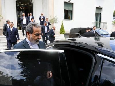 ستون طنز «عینک دودی»؛ مکالمه به کلی سرّی با عراقچی