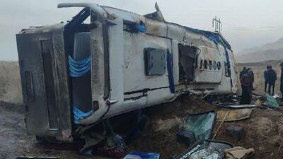 ۱۹ مصدوم در انحراف اتوبوس از جاده برجای ماند