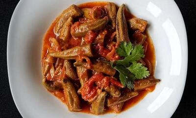 طرز تهیه خوراک بامیه و گوجه‌ سبز؛ غذای ترش و خوشمزه