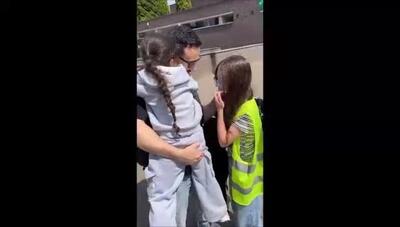 گریه‌های بی‌اختیار پناه و نبات هنگام بغل کردن پدرشان شاهرخ استخری پس از مدت‌ها فراق؛ احساسی‌ترین لحظه دیدار خانوادگی