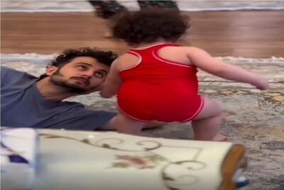 آواز شاد؛ نی نی قد مورچه زورکی باباش بلند میکنه یه رقصی میرن میخوای گازش بگیری وروجک