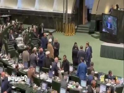 مصافحه قالیباف با نمایندگان پس از برگزاری انتخابات