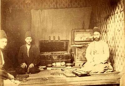 یک حجره زرگری و طلا فروشی در بازار تهران، سال ۱۳۰۲ (عکس)