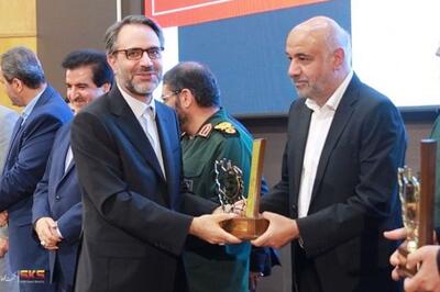 در نخستین دوره جشنواره ملی نشان اقتصاد مقاومتی صورت گرفت؛ نشان ملی اقتصاد مقاومتی در دستان فولاد کاوه جنوب کیش