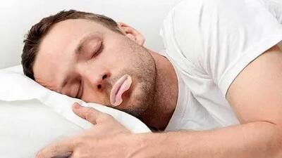 چسب زدن به دهان در خواب؛ راز تجربه یک خواب آرام شبانه