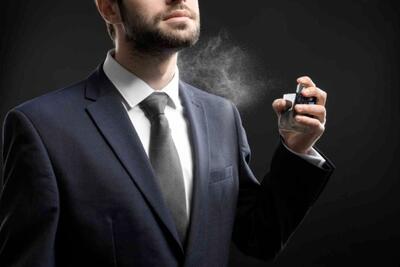 چطور عطر بزنیم که ماندگار بماند؟ ترفندهای طلایی مخصوص آقایان + فیلم