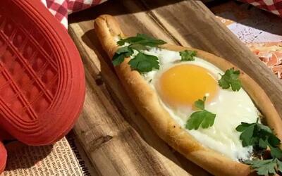 طرز تهیه پیده تخم مرغ؛ صبحانه ترکیه‌ای خوشمزه با نان قایقی