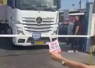 فیلم/ ممانعت صهیونیست‌ها برای ورود کامیون‌های غذا به غزه