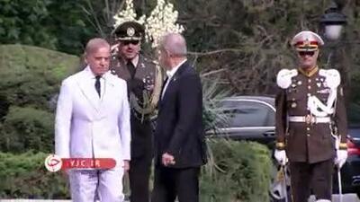 لحظه تذکر دژبان تشریفات به پزشکیان هنگام استقبال از شهباز شریف