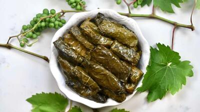 با این روش دلمه برگ مو رو برای تمام فصل ها جاودانه کنید+ فیلم