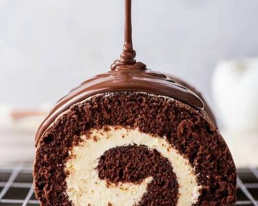 طرز تهیه رولت شکلاتی خامه ای با روکش شکلات
