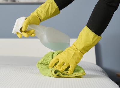 تمیز کردن تشک تخت با 3 محلول خانگی فوق قوی
