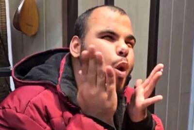 آواز شاد؛ پسر نابینا چنان آهنگ عربی دیشدیرینی با لپ هاش زد که بشنوی هر جا باشی میرقصی