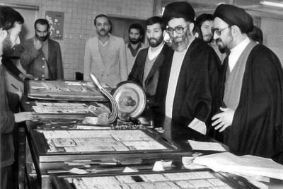 عکس/ مروری بر تصاویر بازدید حضرت آیت‌الله خامنه‌ای از روزنامه اطلاعات در دهه ۶۰