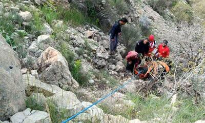 نجات ۲ فرد حادثه‌دیده در ارتفاعات آبشار هفت‌چشمه چالوس