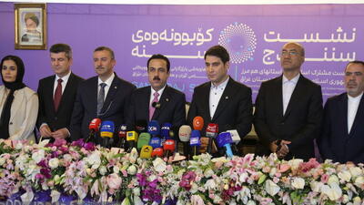 در کردستان چه خبر است؟ بی‌حجابی و سوارکردن زنان بر اسب هیچ، حتی پرچم ایران را هم حذف کردند!