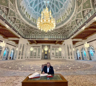 بازدید پزشکیان از مسجد جامع سلطان قابوس