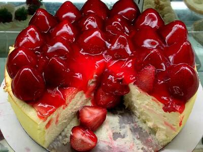 طرز تهیه روکر توت فرنگی با بیسکویت پتی بور و خامه