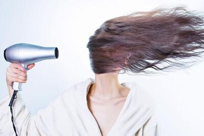 نحوه صحیح سشوار کشیدن مو/ آموزش رایگان سشوار کشیدن برای موهای لخت و پف‌دار + فیلم