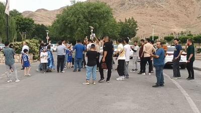 تشویق هواداران استقلال مقابل هتل محل اقامت این تیم در اراک
