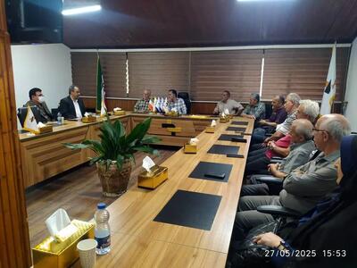 نشست با بازنشستگان سهامدار «ایران پوپلین»/ اعطای برگ سهام به بازنشستگان