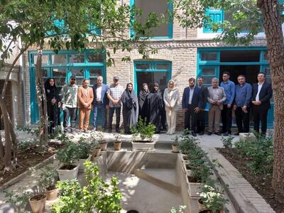 بازدید رییس کمیسیون فرهنگی و اجتماعی مجلس از خانه پدری جلال آل‌احمد/ تابلوی معرفی در محل نصب شد