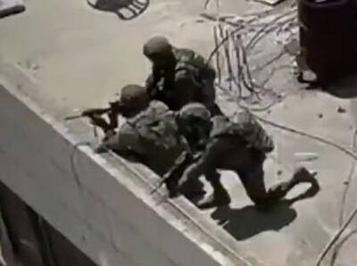 تصاویری از هدف قرار گرفتن جوان فلسطینی در حمله تک تیرانداز صهیونیست