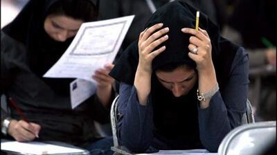 میگنا - نفر اول کنکور سراسری ۳۰۰ میلیون کتاب اطرافش چیده بود
