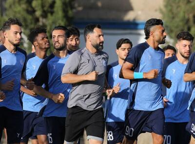 رامین رضاییان در کنار کودکان سندروم داون در تمرین امروز استقلال / عکس - پارس فوتبال