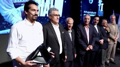 اهدای مدال افتخار مسئولیت اجتماعی به فرهاد قائمی - پارس فوتبال