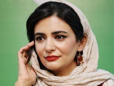 مانتو خوشرنگ و استایل شیک لیندا کیانی در یک دورهمی دوستانه+ عکس