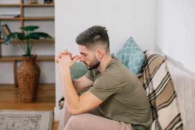 چگونه از کسی که دوستش داریم دل بکنیم؟ راهنمایی برای رها کردن و پیش رفتن | رصد ۱۰۰