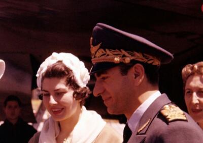 عکس/ «محمدرضا پهلوی و ثریا» با چوب اسکی در اطراف تهران؛ سال ۱۳۲۹