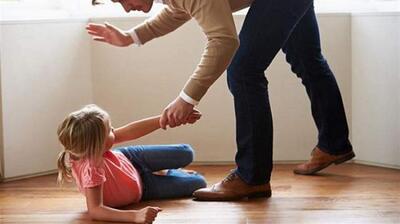 چرا برخی کودکان والدین خود را می‌زنند؟