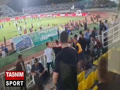 پرتاب بطری بین هواداران استقلال و ملوان پس از پایان بازی از نمای نزدیک!