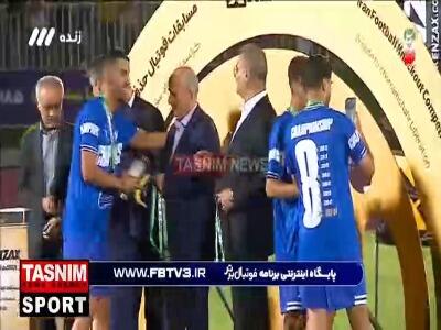 آرش رضاوند برای کنایه زدن به آذری جهرمی با «شیرموز» در جشن قهرمانی استقلال حاضر شد!