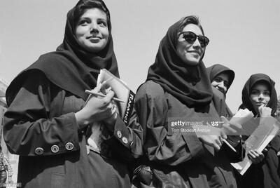 زیبایی دختران دانشجوی ایرانی در 30 سال پیش حتی با مانتو اپل دار و تیپ خز+ عکس