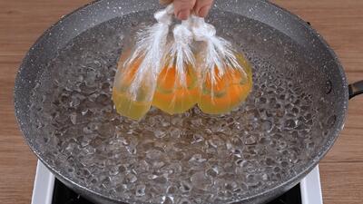 دیگه تخم مرغ را با پوست آب پز نکنید / روشی سریع برای پخت تخم مرغ با پلاستیک