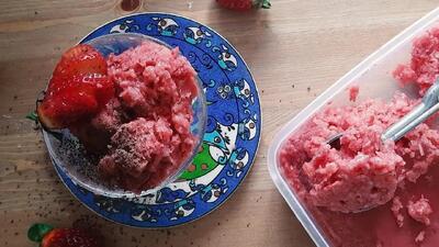 طرز تهیه بستنی یخی توت فرنگی آسان و خوشمزه
