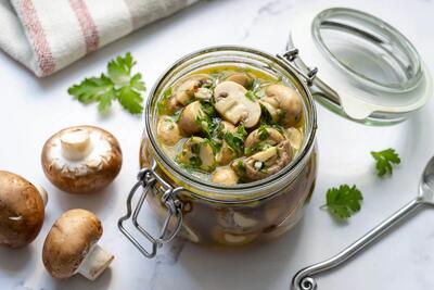 طرز تهیه ترشی قارچ با روغن زیتون، طعمی خاص برای سفره های ایرانی