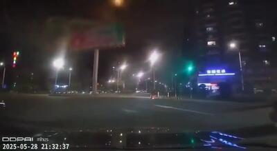 ببینید؛ گلوله آتشین بزرگ آسمان چین را روشن کرد