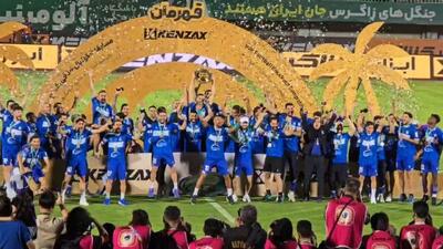 اهدای کاپ جام حذفی به استقلال از زاویه دوربین فوتبالی