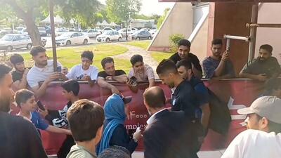 خروج تیم استقلال از هتل به سمت ورزشگاه امام خمینی‌(ره) اراک