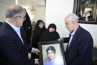 معاون رییس جمهور : دیدار با خانواده های  شهدا وظیفه انسانی و انقلابی است