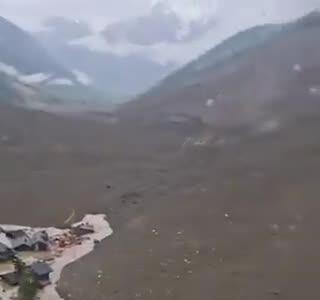 سیل در روستای بلاتان در دره وله-لوتشنتال در سوئیس پس از فروریختن یخچال طبیعی