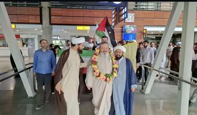 قاسمیان جنجالی با دسته گل هواداران آزاد شد + عکس