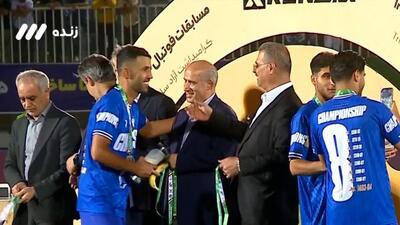 کنایه امیرحسین صادقی به آذری جهرمی در جشن قهرمانی استقلال: شیر موز بخورید تا فشارتان نیفتد! - پارس فوتبال