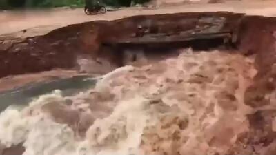 فیلم / پل در لحظه عبور فرو ریخت؛ سقوط موتورسوار و یک سرنشین دیگر به دل سیلاب